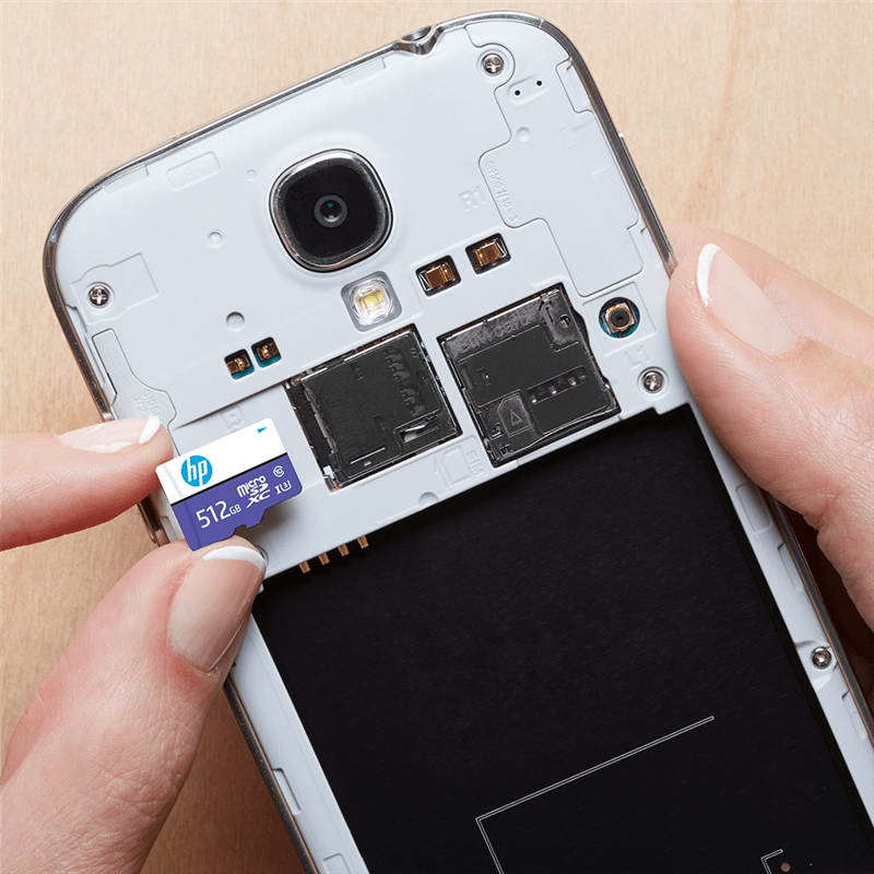 4-HP-Flash-Memory-Cards-microSDXC-mx330-512GB-phone-use.png